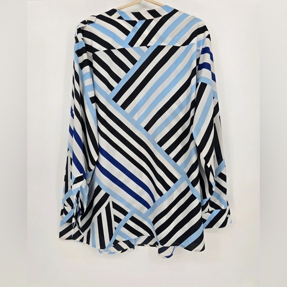 Calvin Klein Women's Woven Split V-Neck Geo Roll-Tab Sleeve Button Front Top 1X - Picture 3 of 4